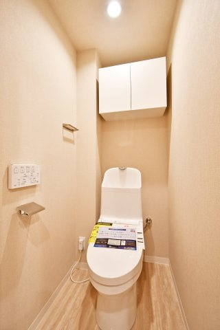 サンライフ東浦和のトイレ|清潔感のあるトイレ！吊戸棚がついておりますので備品補充も楽々行えます。つっぱり棒で生活感を隠せる為、掃除用具をしまうのもおすすめ！ペーパーホルダー２個付きなのが、さりげないポイントです。