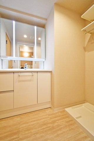 サンライフ東浦和の独立洗面台|三面鏡付き洗面台は朝の寝癖直しも楽々。鏡裏には歯ブラシセットやスキンケアも収納できて魅力的です！下の収納にもドライヤーや入浴グッツ、洗剤のストックなど…様々なものが収納できる便利な設備です！