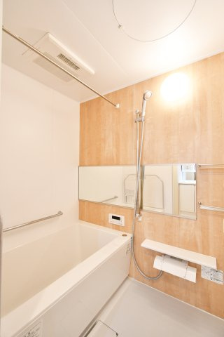 サンライフ東浦和の浴室|明るい雰囲気の浴室です。浴室乾燥機もついておりますので、日曜日の夜に出される体操着や給食着、雨の日のお洗濯も困りません！暖房機能もついているので、寒い日のお風呂も気持ち良くは入れますね。