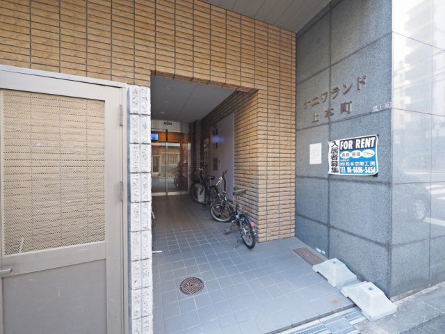 ナニワランド上本町のエントランス