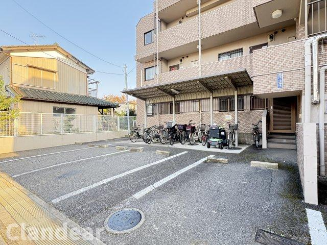 ライオンズマンション東川口第５の駐車場|ドキドキの新生活も、安心してスタート。ぴったりの住まいを見つけませんか？クランディアが一緒に住まい選びをサポートします‼　まずは、お気軽にお問合せください　＃クランディア