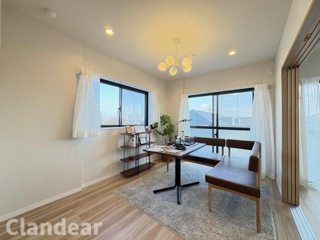 ライオンズマンション東川口第５の居間・リビング|ドキドキの新生活も、安心してスタート。ぴったりの住まいを見つけませんか？クランディアが一緒に住まい選びをサポートします‼　まずは、お気軽にお問合せください　＃クランディア