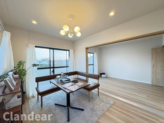 ライオンズマンション東川口第５の居間・リビング|ドキドキの新生活も、安心してスタート。ぴったりの住まいを見つけませんか？クランディアが一緒に住まい選びをサポートします‼　まずは、お気軽にお問合せください　＃クランディア