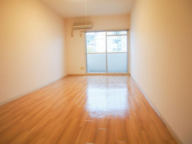 レジデンス清水ヶ丘の洋室