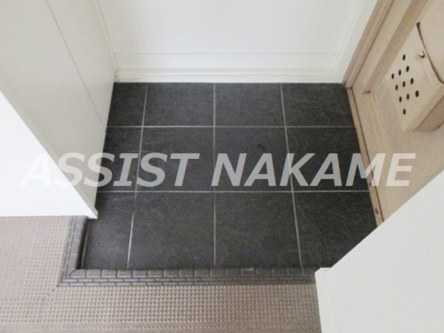 細井マンションの玄関