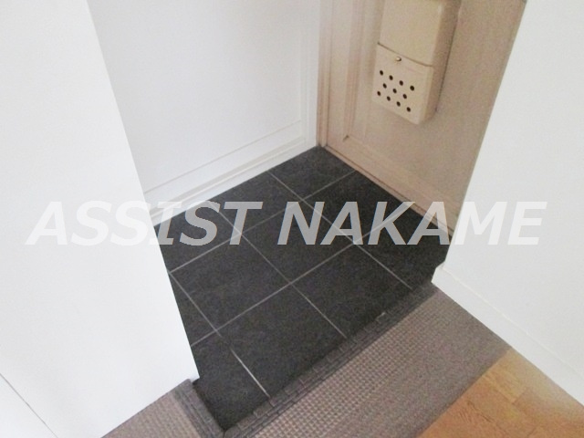 細井マンションの玄関