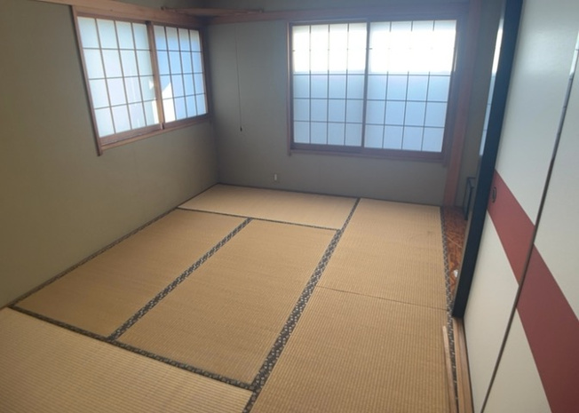 【洋室】 | 洋室のメリットは重い家具が置きやすく、身の回りが整理しやすいことです。 床がフローリングのため畳とは異なり凹みにくいです。 クローゼットなど収納が豊富で、普段使わない旅行カバンや服の整頓も簡単にです。
