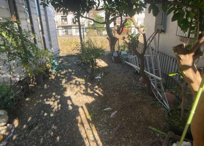 【庭】 | 庭があることでガーデニングや家庭菜園はもちろん、こどもの遊び場やペットを放して遊ぶことができます。また、家の周囲に余裕があるということです。隣地との間があれば、十分な日当たりと、風通しが確保できます。
