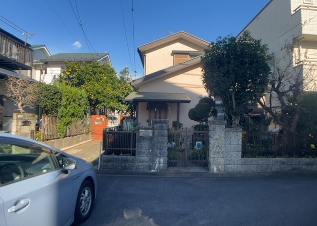【前面道路含む現地写真】 | 住宅用の土地では前面道路に2m以上接していなければならないと法律で定められています。しかし、お持ちの車のサイズやライフスタイルなどにより、2mでは利便が悪い場合もございますので、事前に確認しましょう。