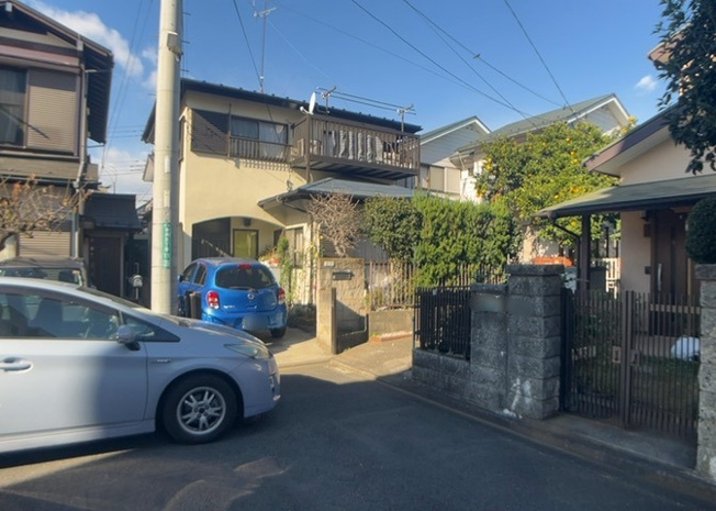 【前面道路含む現地写真】 | お持ちの車種によっては前面道路が広い方が便利でしょう。しかし、前面道路が広ければその分交通量が多くなるため、騒音などが気になる場合があります。実際に現地を見学し、周辺交通量や騒音などを確認しましょう！