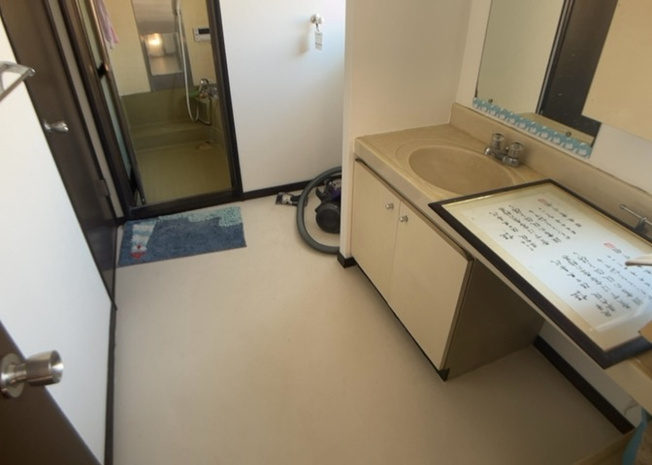 【脱衣所】 | 多くの戸建て住宅で見かける洗面脱衣所は、洗面台と洗濯機が2畳ほどのスペースに並べられていて、洗面所が脱衣所を兼ね備えている間取りが一般的です。お客様が利用することもある、パブリックな空間でもあります。