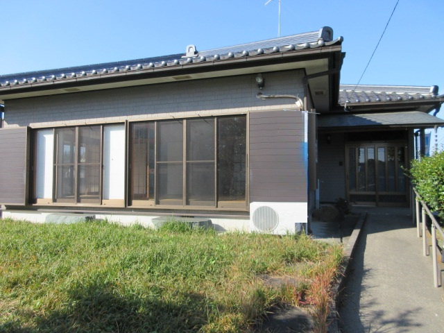 中古戸建　熊谷市千代64-1（期間限定現況販売）の前面道路含む現地写真