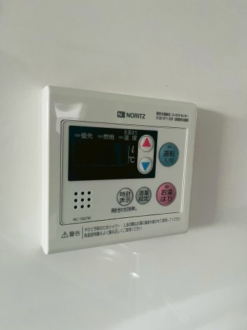 ハイマートすみれの発電・温水設備|給湯器リモコンです。自動でのお湯張りができて便利！