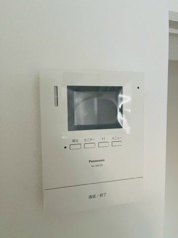 ハイマートすみれの防犯設備|来客時に姿を確認できるモニタ付きのインターホンです。