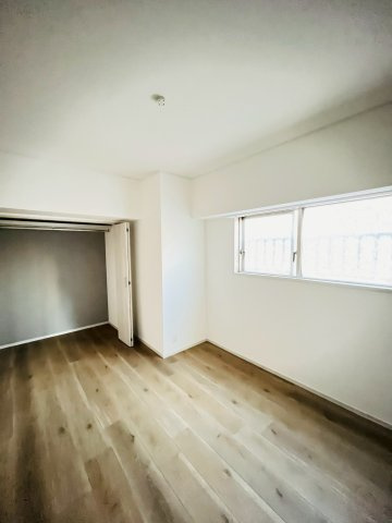 ハイマートすみれの洋室|洋室（約6.0帖）：中央のお部屋です。角部屋のため全てのお部屋に窓がある明るい住まい。