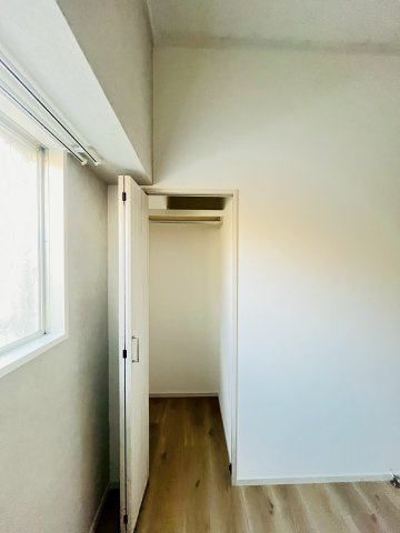 ハイマートすみれの洋室|洋室（約6.0帖）：お部屋の収納スペースです。