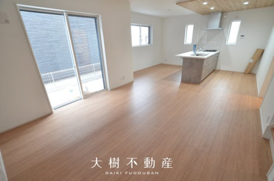 【居間・リビング】 | 綾瀬市深谷上７丁目 新築戸建て 全5棟【仲介手数料無料】 | □■当社なら諸費用を最大限削減できます■□