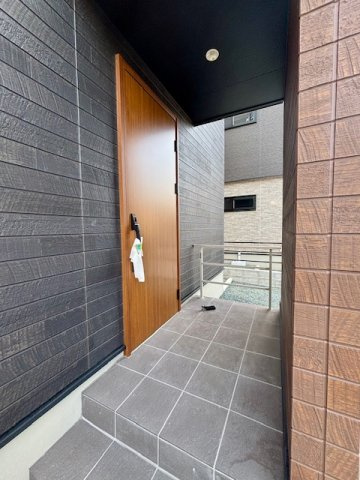 小郡市小板井　2号地の玄関|木目調のドアは人気です♪