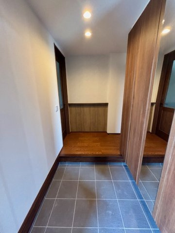 小郡市小板井　2号地の玄関|明るさも自慢の玄関ホール。室内が見えないように設計されています。