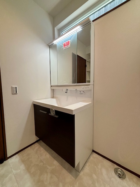 小郡市小板井　2号地の独立洗面台|明るい洗面台は毎朝の歯磨きも快適にできますね♪