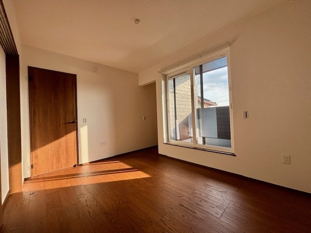 小郡市小板井　2号地の洋室|2面採光で明るく風通しの良い洋室。バルコニーにも出入りでき、プライベートな時間を心地よく過ごせます。