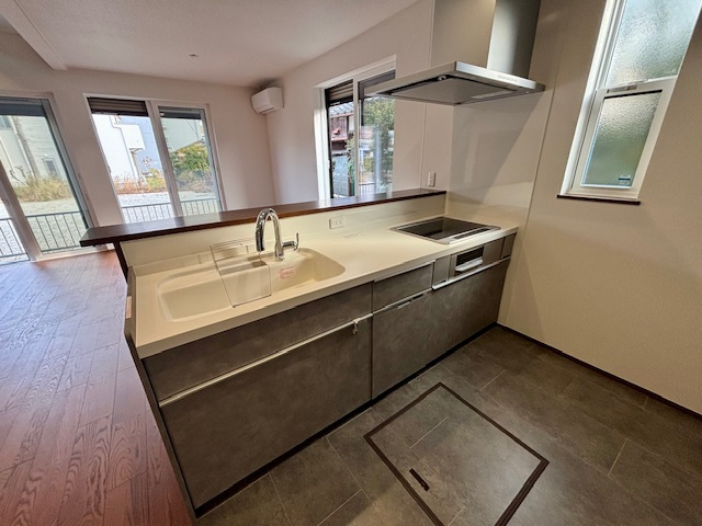 小郡市小板井　2号地のキッチン|カウンターキッチンは家族との会話も楽しめます