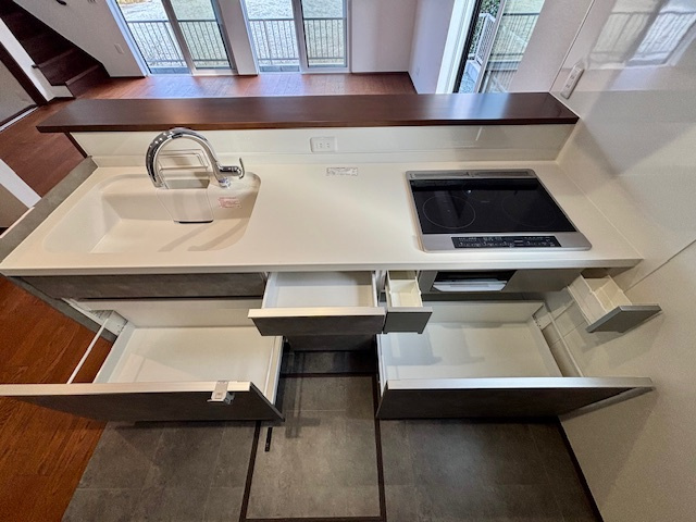 小郡市小板井　2号地のキッチン|収納たっぷりシステムキッチン