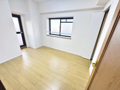 【洋室】 | エクセル新金岡 | サンプラザまで徒歩４分♪関西スーパーまで徒歩６分♪イオンスタイルまで徒歩７分♪毎日のお買い物に便利ですね！その日の特売日などでスーパーを選べますね！