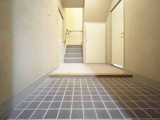 藤和ライブタウン甲陽園山王町C棟の玄関