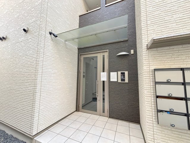 セレニティ田川北A棟のエントランス