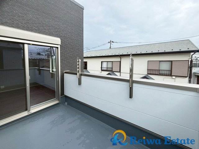 新築戸建　茅ヶ崎市南湖5丁目のバルコニー|気持ちのいい空が見渡せる広いバルコニー。四季の移ろいを感じられる心地の良い空間です。
