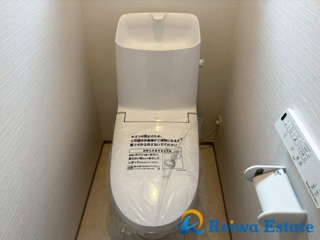 新築戸建　茅ヶ崎市南湖5丁目のトイレ|様々な機能が付いた温水洗浄便座。