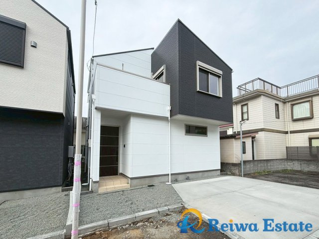 新築戸建　茅ヶ崎市南湖5丁目の外観|車種により駐車2台可能なカースペース。共働きの世帯や急な来客時に安心ですね。