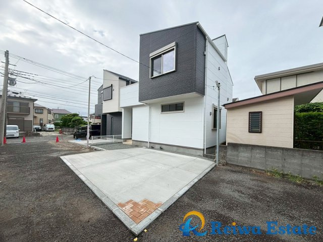 新築戸建　茅ヶ崎市南湖5丁目の外観|お子様の自転車やバイクの置場を確保できるゆとりの駐車スペース♪