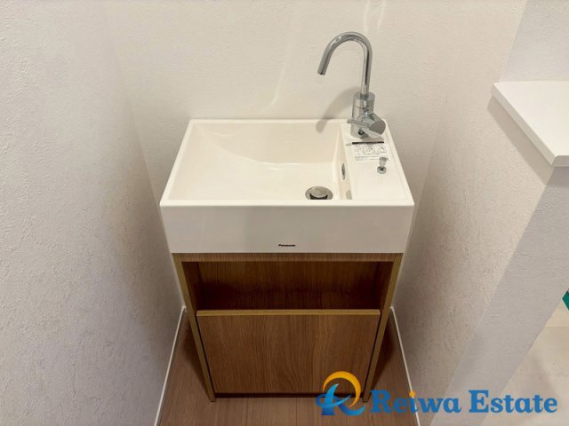 新築戸建　茅ヶ崎市南湖5丁目の独立洗面台|玄関横に設置しました、セカンド洗面は帰宅後の手洗いうがいの習慣がつけやすく、外出の多い家庭や子供がいるご家庭におすすめです。