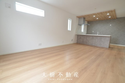 【居間・リビング】 | 綾瀬市深谷上７丁目 新築戸建て 全5棟【仲介手数料無料】 | □■当社なら諸費用を最大限削減できます■□