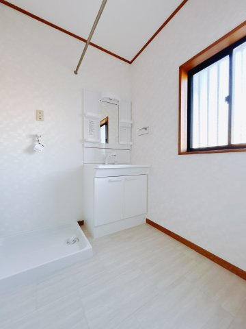 【中古戸建】高崎市福島町の独立洗面台|■洗面室｜洗濯機を置いてもゆとりある広さの洗面脱衣室です♪三面鏡の洗面化粧台なので身支度もしやすくおしゃれが好きな方にも嬉しい設計です♪窓があるので換気の際も楽ちんです♪
