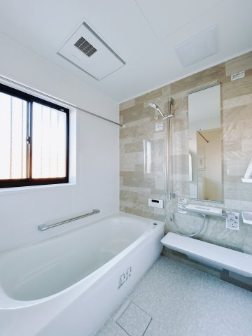 【中古戸建】高崎市福島町の浴室|■浴室｜ゆったり足を伸ばせるサイズの浴室(*＾＾*)　夜間のお洗濯や、雨の日のお洗濯に大活躍の浴室暖房乾燥機付き！お子さまとの入浴の際に嬉しいエコベンチ浴槽付きです♪