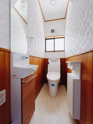 【中古戸建】高崎市福島町のトイレ|■トイレ｜1階・2階にトイレをご用意しています。窓付きなので常に換気もできますので綺麗を保てます☆