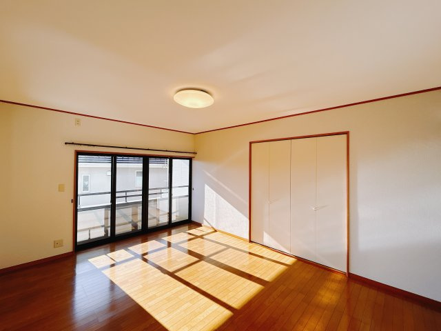 【中古戸建】高崎市福島町の洋室|■2階洋室｜お子様の一人部屋にピッタリな洋室。木のぬくもりを感じるフローリングは、天然木の味わいが時とともに深みを増していきます。また、傷にも強く、フリーワックスでお手入れもラクラクです♪