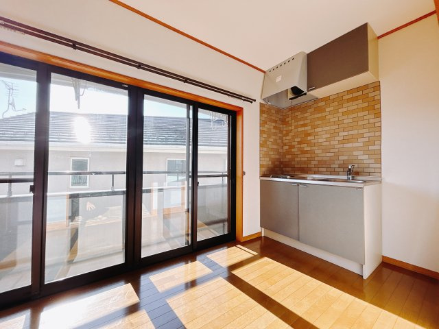 【中古戸建】高崎市福島町の洋室|■2階洋室｜2階洋室には大きな窓＆小さいキッチンをご用意しています。日中はあたたかな日差し差し込み自分時間も充実できますね＾＾