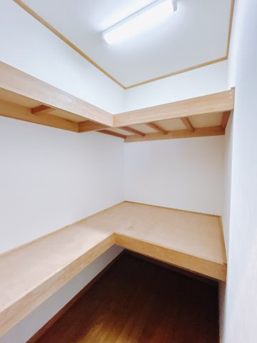 【中古戸建】高崎市福島町の収納|■納戸｜2F廊下には大容量の納戸を完備！来客時のお布団や季節ごとのお洋服を収納したり、家族の収納として大活躍です☆