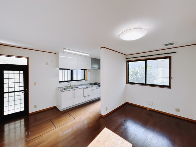 【中古戸建】高崎市福島町の居間・リビング|■リビング｜陽当たり良好のリビングダイニング♪賃貸では叶わなかった、お友達とのホームパーティや大音量で映画やテレビを楽しむことができます(*^^*)