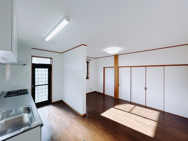 【中古戸建】高崎市福島町の居間・リビング|■リビング｜落ち着きのある表情を見せるリビングダイニング。太陽の光がたっぷり差し込むリビングは、自然とご家族が集まる居心地の良い空間です。