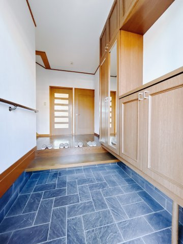 【中古戸建】高崎市福島町の玄関|■玄関｜毎日の「いってらっしゃい」や「お帰りなさい」を大切なご家族と過ごす玄関は〈使いやすさ〉を追求しております。玄関横の物入は急な来客時でもさっとお片付けできるスペースを確保しています。