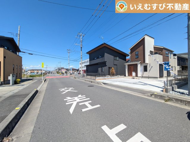 BLOOMING GARDEN　深谷市国済寺の前面道路含む現地写真|安心の広々10ｍ前面道路
前面道路はお車の駐車が楽々！すれ違える広さが確保されています♪