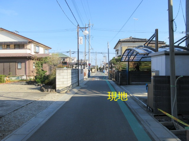 中古戸建　熊谷市新堀新田498-6（期間限定現況販売）の前面道路含む現地写真