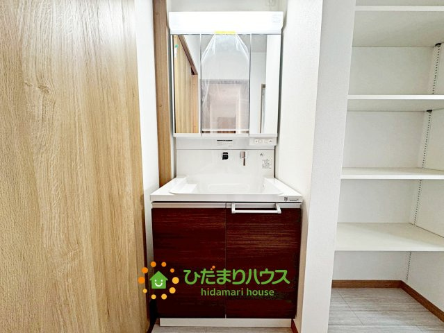 ワイウッドコート加須市久下第7期　新築一戸建て　01の独立洗面台
