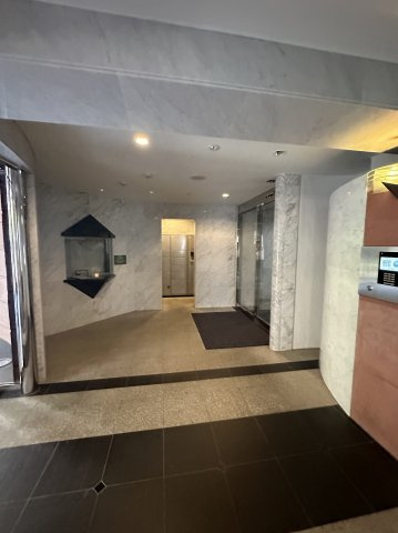 パレスデュオ新宿御苑駅前のエントランス