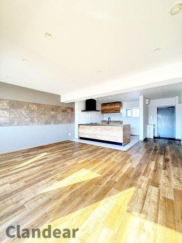 パークタウン川口青木公園の居間・リビング|ドキドキの新生活も、安心してスタート。ぴったりの住まいを見つけませんか？クランディアが一緒に住まい選びをサポートします‼　まずは、お気軽にお問合せください　＃クランディア